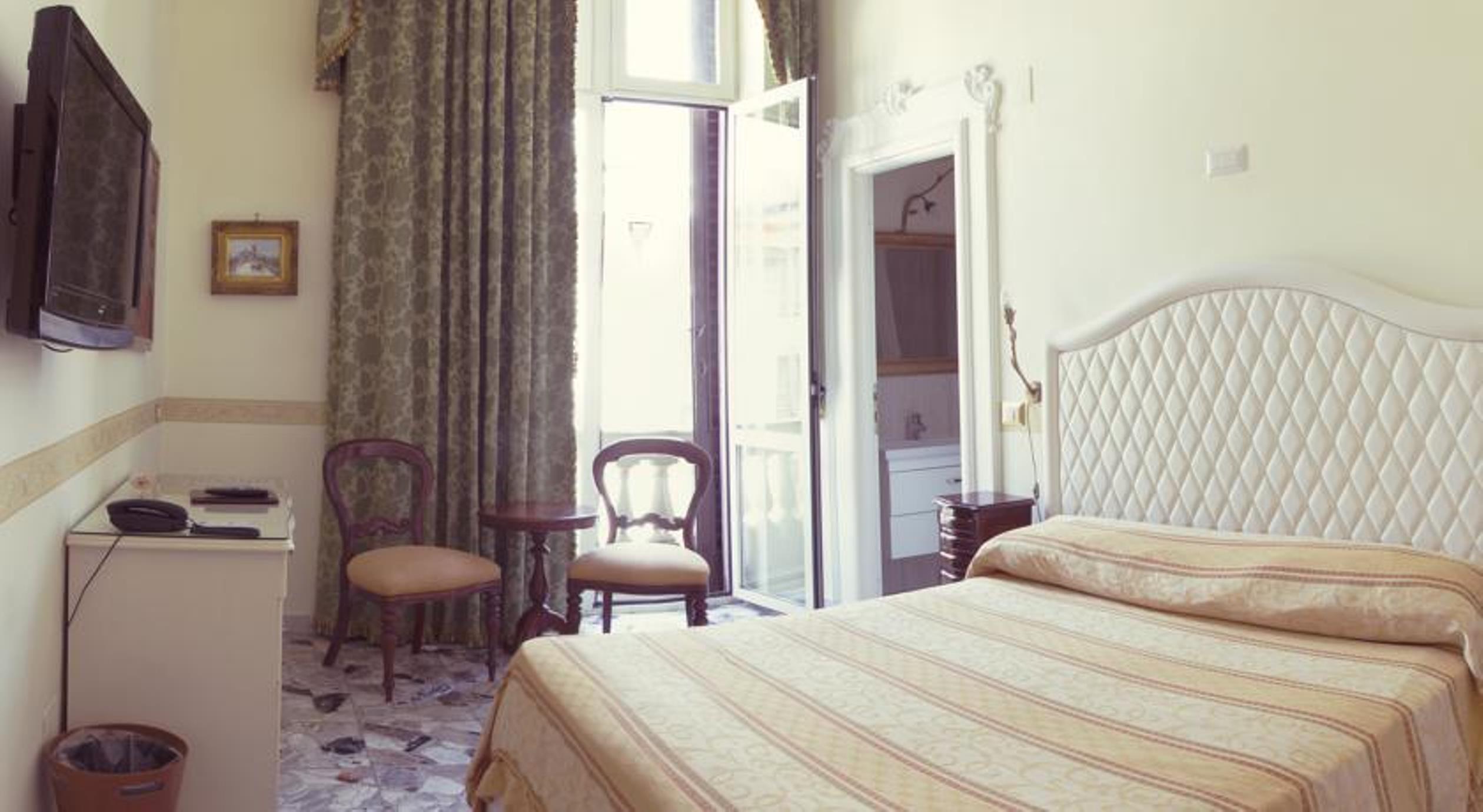 ナポリ B＆B アート スイート サンタ ブリージダ Bed & Breakfast エクステリア 写真